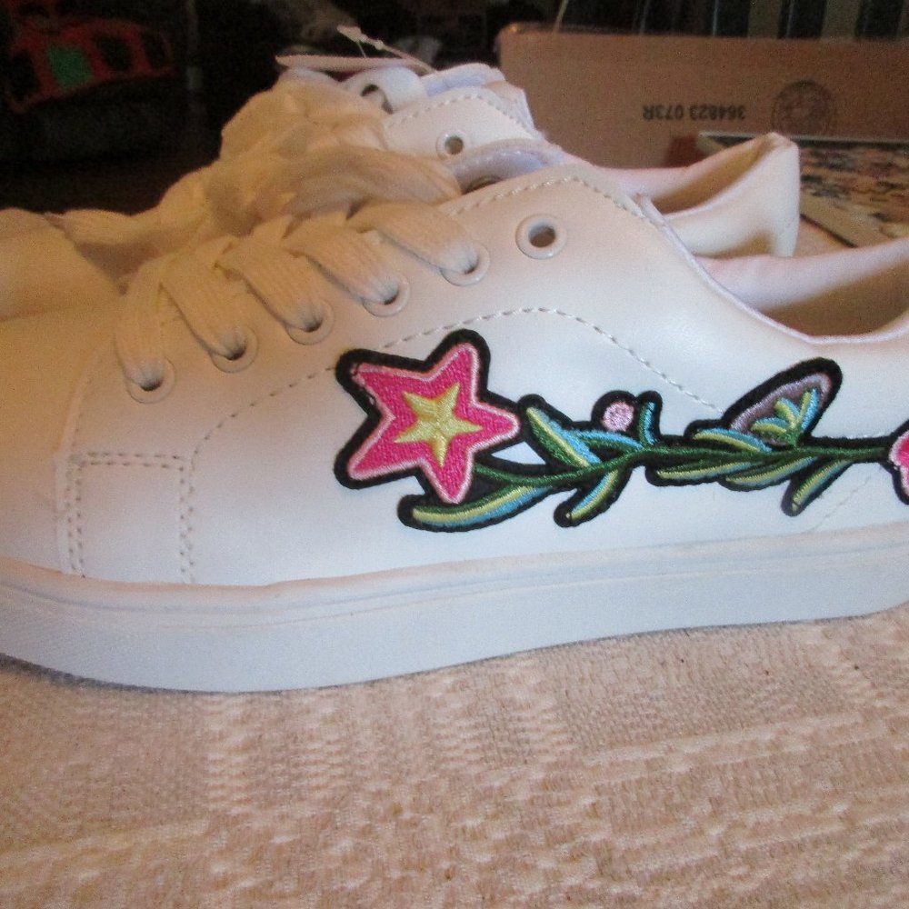 Brash Bloom Cut Tennis Show White size  4 1/2